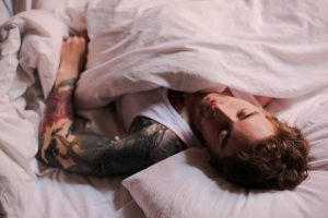 un homme allongé sur un lit entrain de rêver